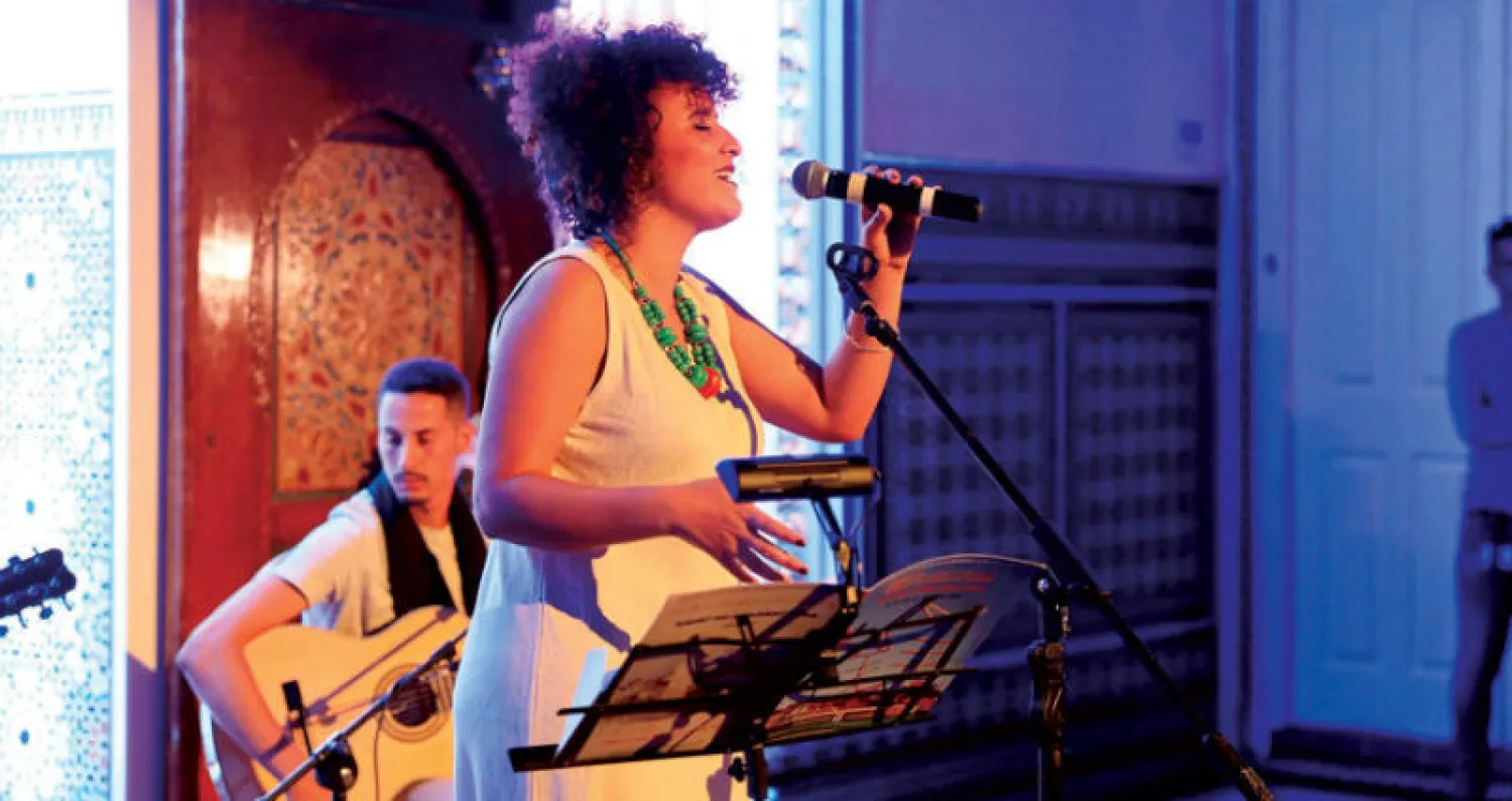 الفنانة المغربية سكينة فحصي تطرب جمهور قصر الثقافة بمدينة أصيلة