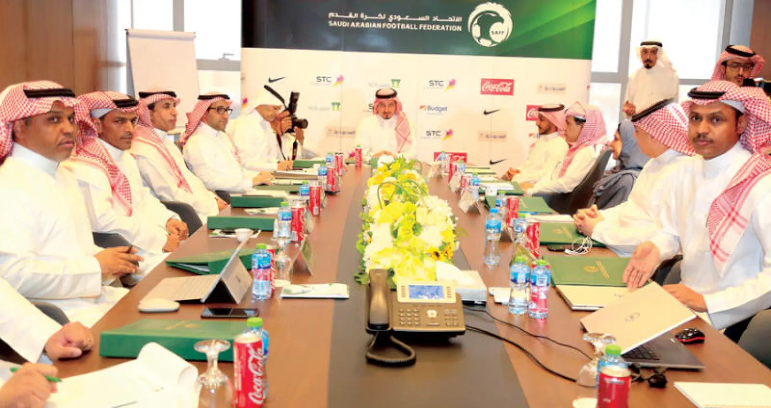 جانب من اجتماع أعضاء مجلس إدارة اتحاد الكرة أمس (الشرق الأوسط)