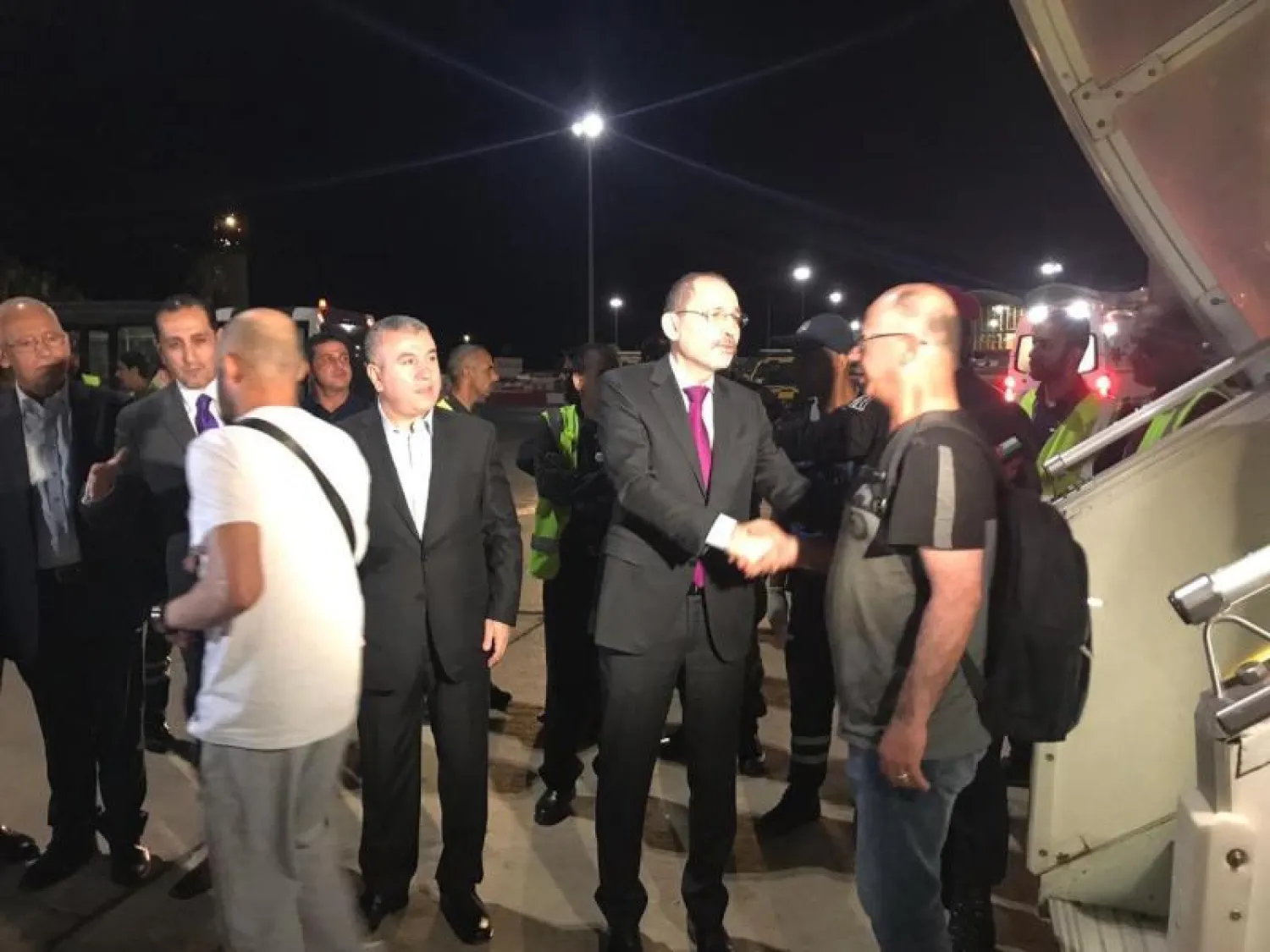 جانب من استقبال وزير الخارجية الأردني أيمن الصفدي للعمال العائدين من كازاخستان (وزارة الخارجية الأردنية)