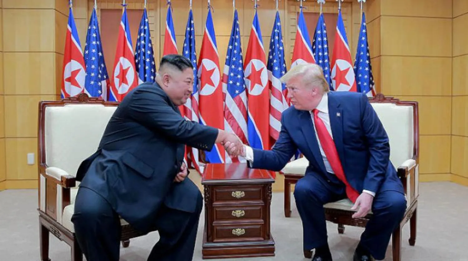Trump ve Kim önceki gün Panmunjom köyünde bir araya geldi (Reuters)