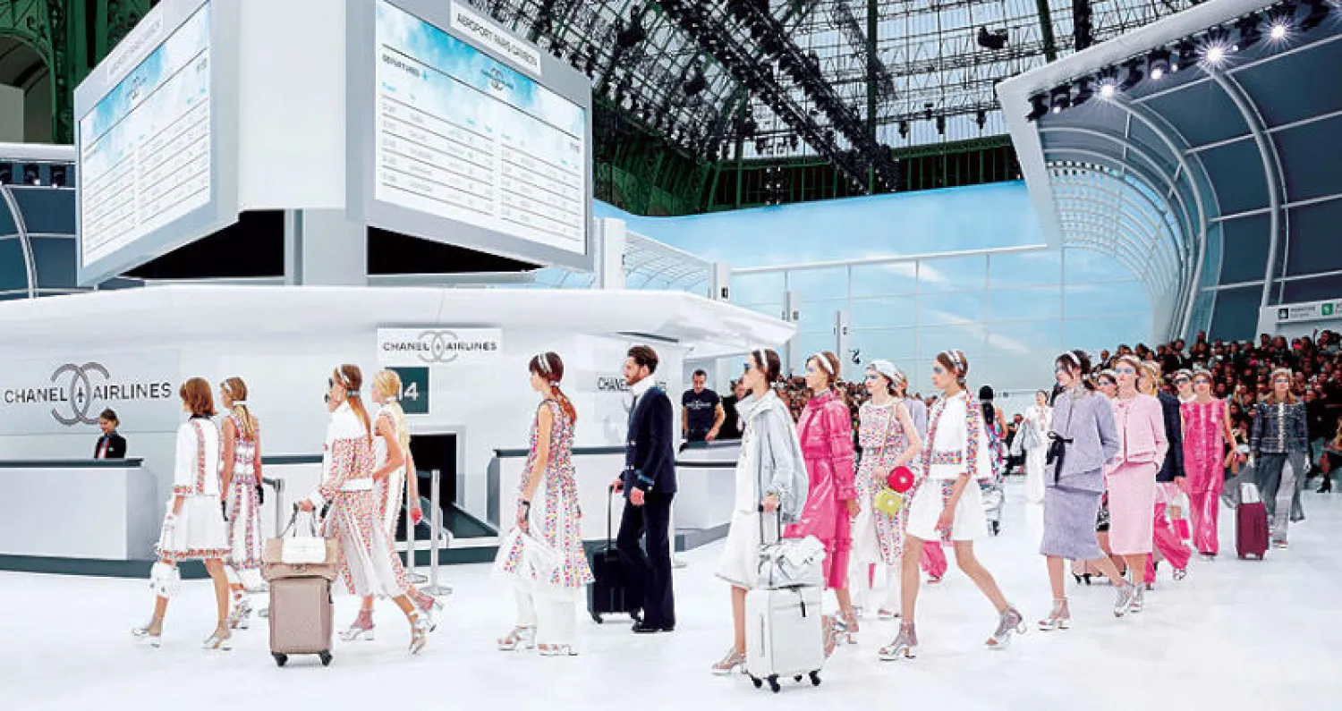 من عرض «شانيل» لربيع وصيف 2016 الذي كان يلعب على مفهوم السفر (تصوير أوليفييه سايون)