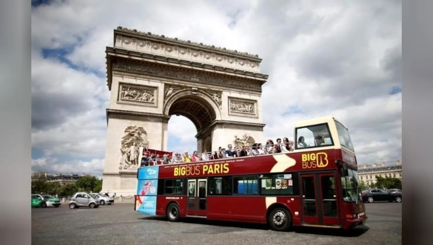 سياح يركبون حافلة في قلب العاصمة باريس (رويترز)