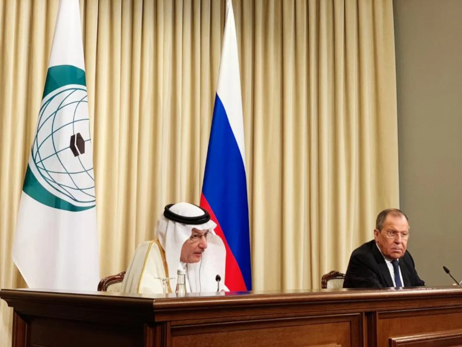 وزير الخارجية الروسي سيرغي لافروف وأمين عام منظمة التعاون الإسلامي الدكتور يوسف العثيمين (الشرق الأوسط)
