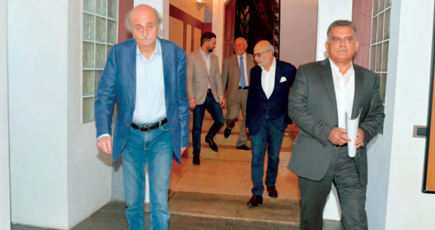 جنبلاط مستقبلاً اللواء عباس إبراهيم وبدا الوزير أكرم شهيب والنائب تيمور جنبلاط والنائب السابق غازي العريضي (الوكالة الوطنية)