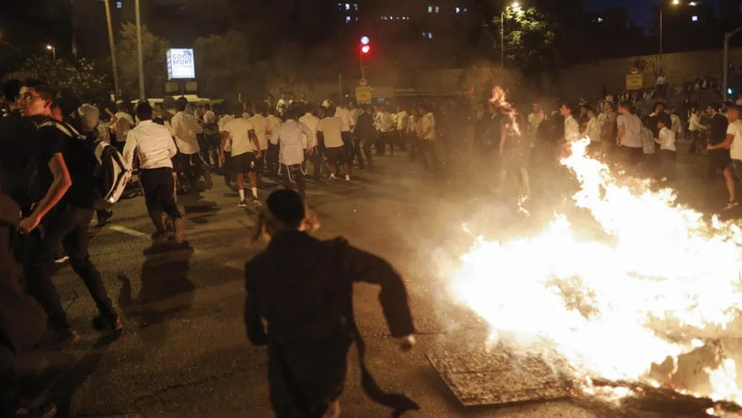 Police spokesman Micky Rosenfeld says Wednesday more than 110 police officers have been wounded. (File photo: AFP)