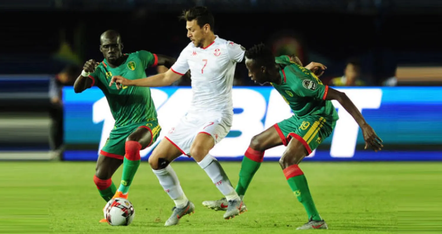 المساكني لاعب تونس فشل في اختراق مدافعي موريتانيا لكن منتخبه تأهل بصعوبة (إ.ب.أ)