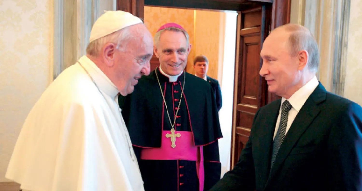 بوتين في روما مع البابا فرنسيس في الفاتيكان (أ.ب)