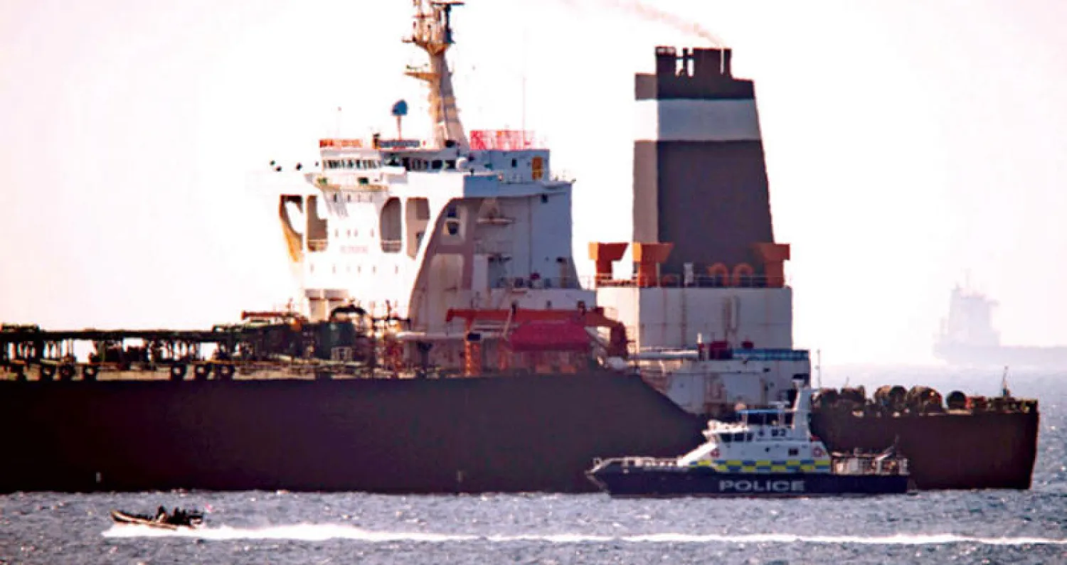 زورق تابع لخفر السواحل البريطانية يقترب من ناقلة النفط «غريس 1» التي جرى احتجازها قبالة جبل طارق أمس (أ.ب)