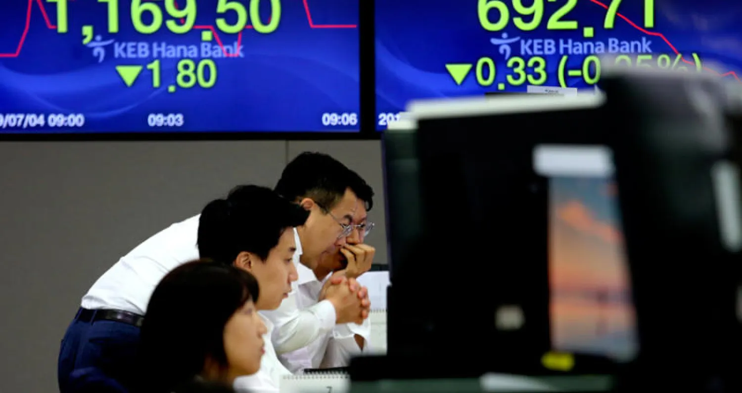 ارتفعت أسواق الأسهم أمس بدعم من توقعات متزايدة باتجاه البنك المركزي الأميركي لخفض الفائدة الشهر الحالي (أ.ب)