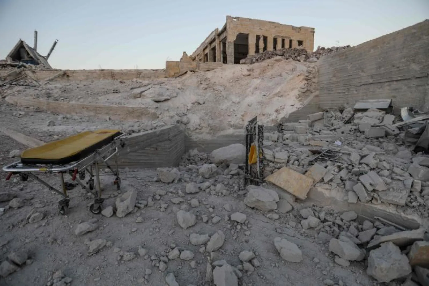 آثار القصف الجوي في بلدة كفرنبل في محفظة جنوب إدلب (أ.ف.ب)