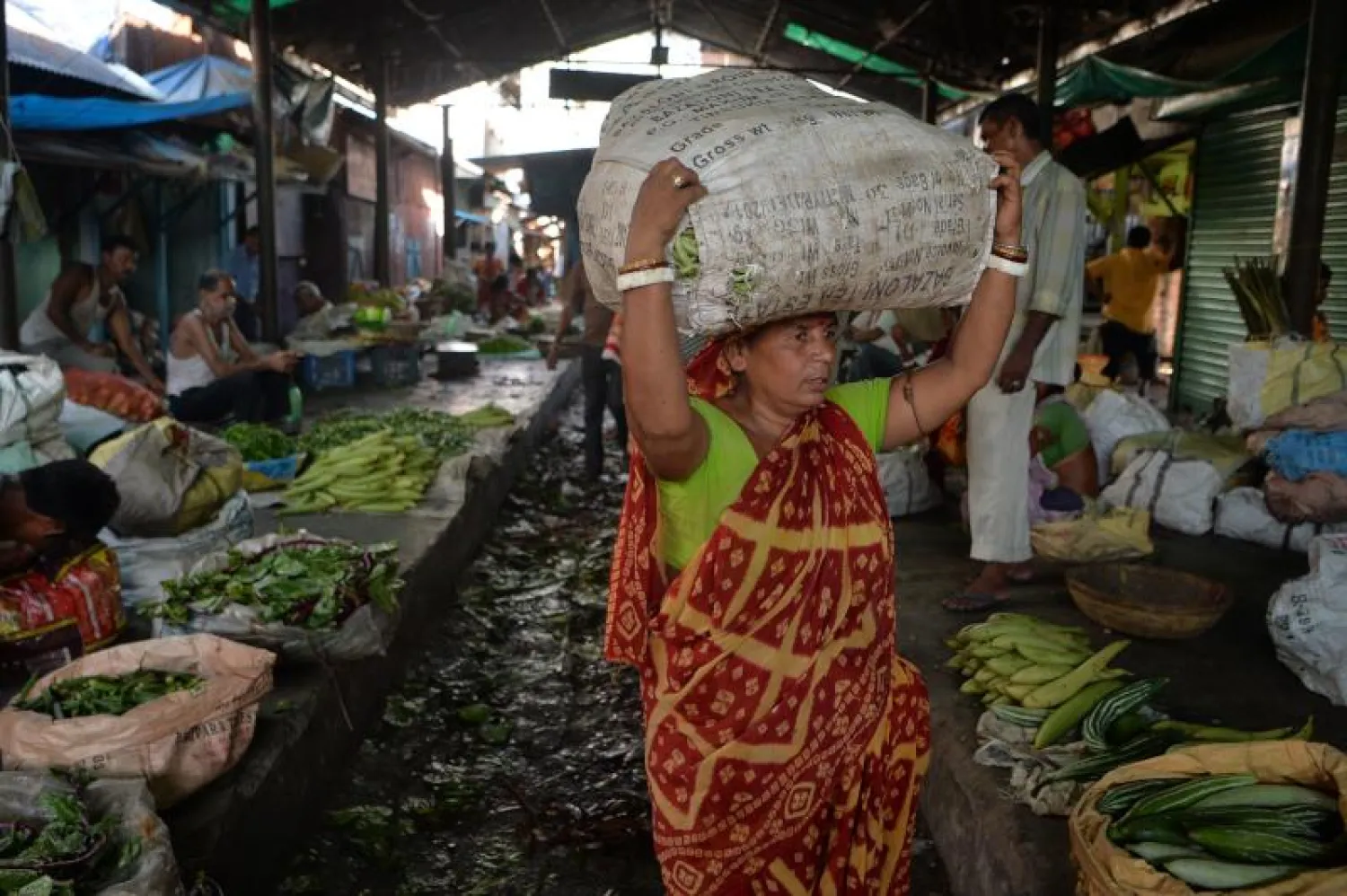 أحد أسواق سيليغوري في شرق البلاد (أ.ف.ب)