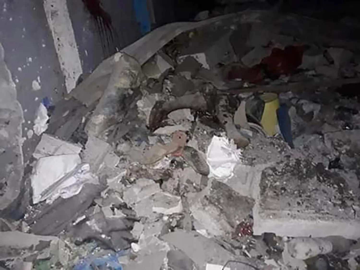 حطام في مركز إيواء المهاجرين (أ.ب)