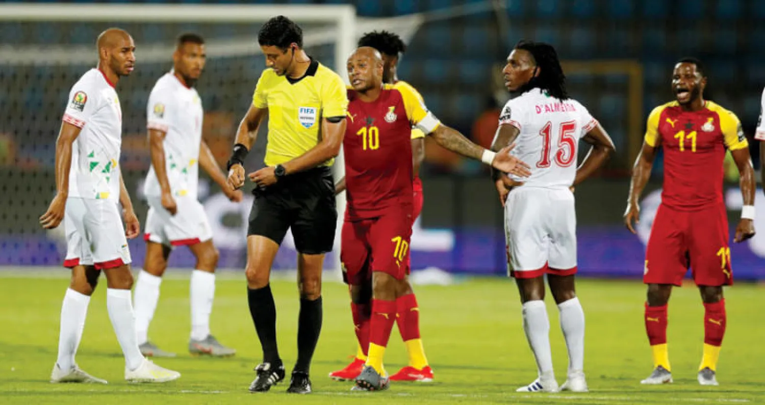 كانت هناك قرارات غريبة مثل طرد مدافع غانا جون بوي أمام بنين (رويترز)