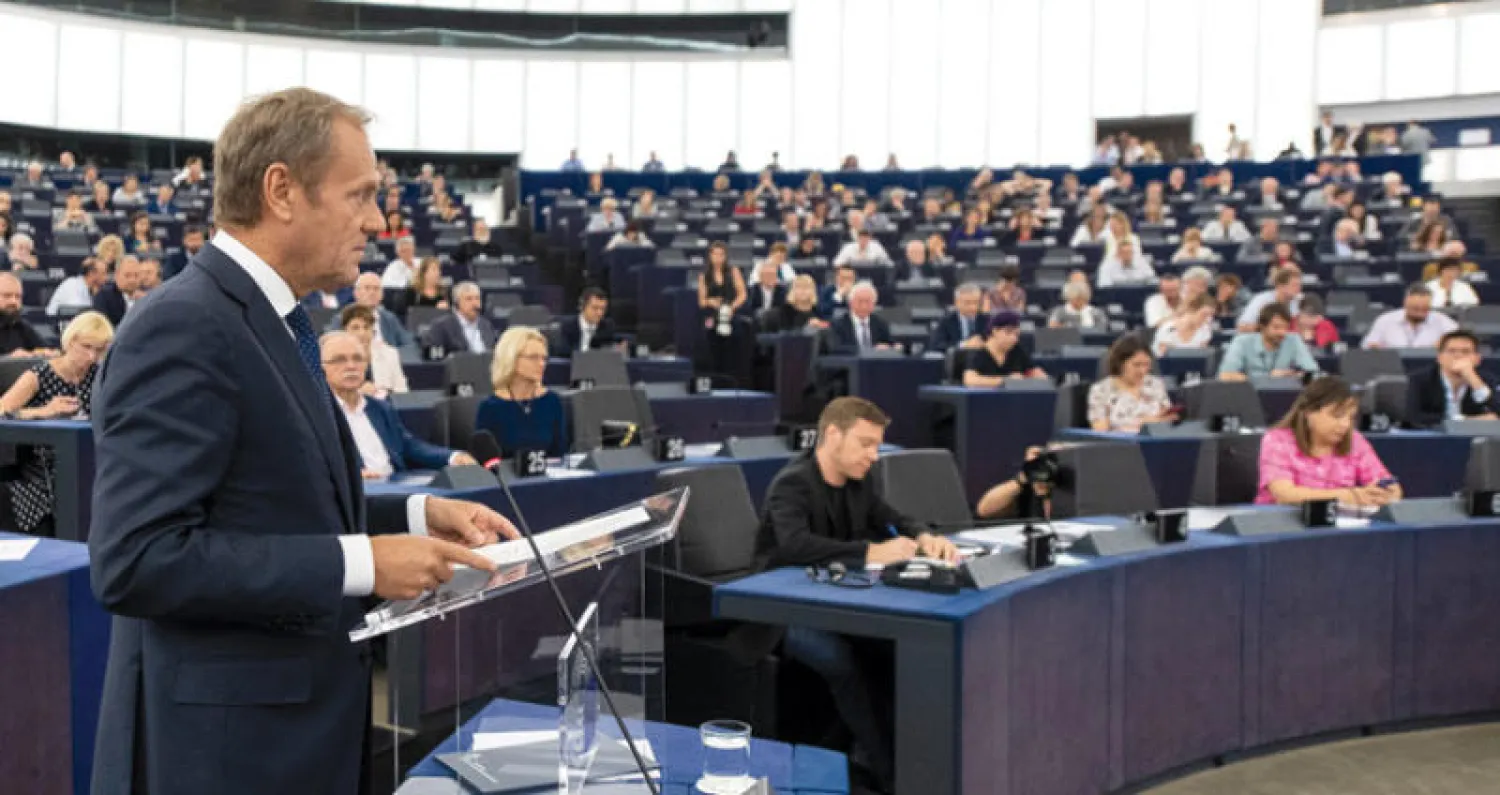 رئيس المجلس الأوروبي دونالد تاسك يعلن من برلمان ستراسبورغ عن القيادة الجديدة للاتحاد التي لم تتضمن أياً من أعضاء الأحزاب الشعبوية (إ.ب.أ)