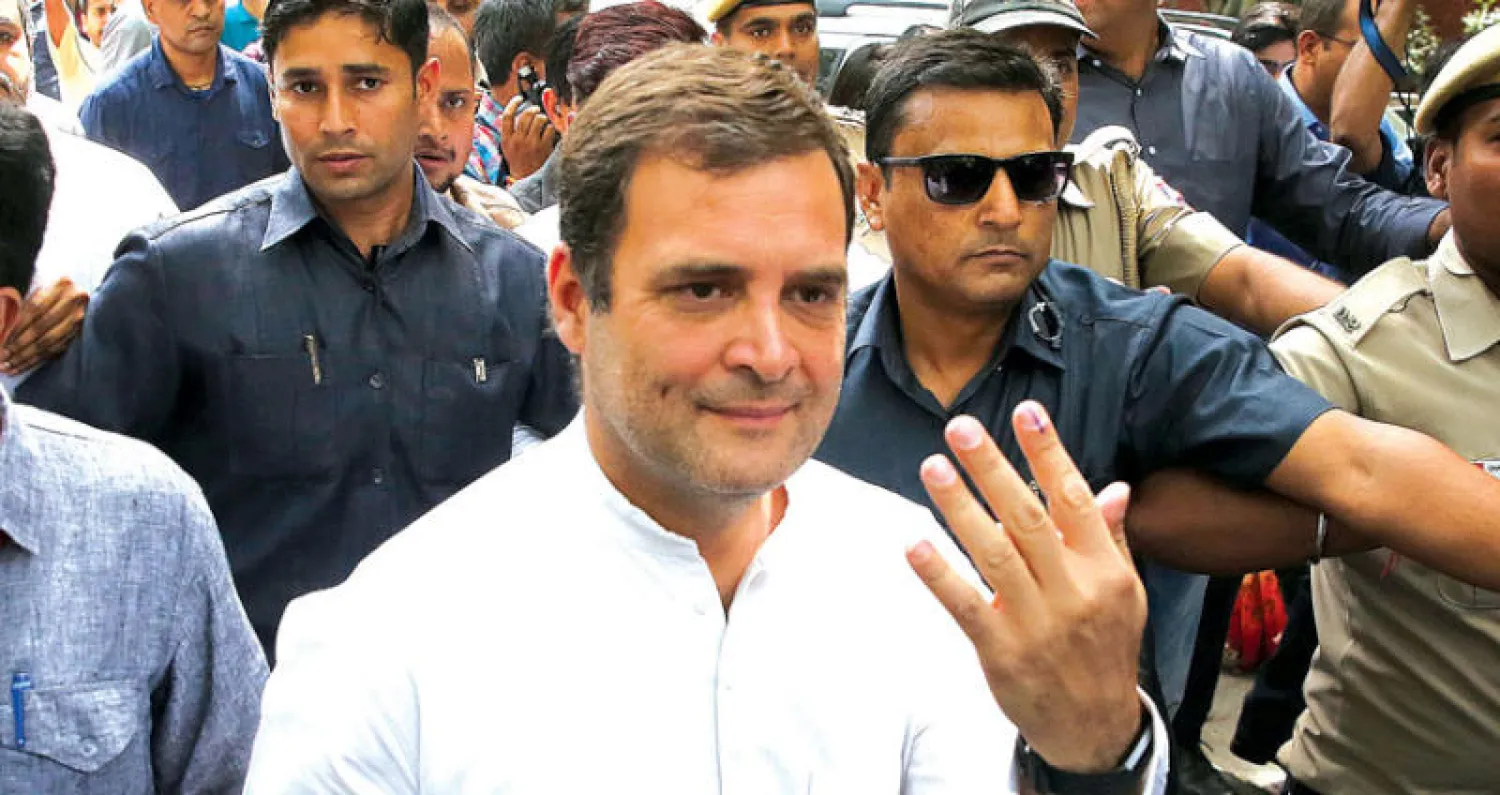 غاندي بعد الإدلاء بصوته في الانتخابات الأخيرة التي خسرها حزب المؤتمر أعرق الأحزاب السياسية الهندية (إ.ب.أ)