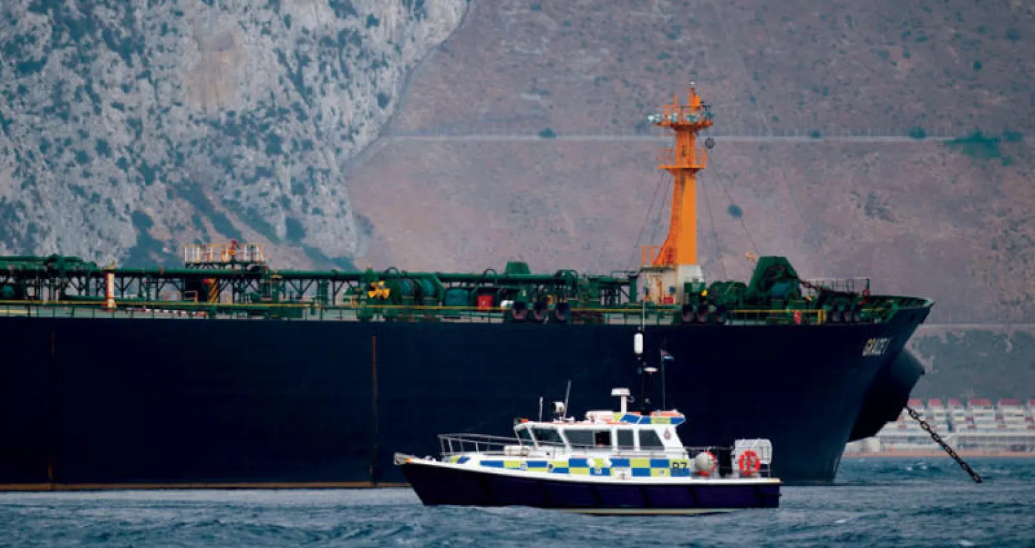 زورق بريطاني بجانب ناقلة النفط الإيرانية قرب جبل طارق (أ.ف.ب)