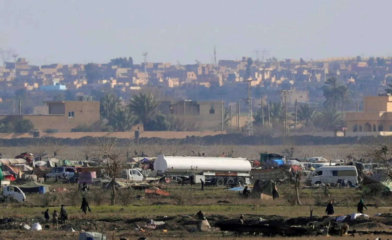 FILE PHOTO: ISIS members walk in the last besieged neighborhood in the village of Baghouz, Deir Ezzor province, Syria February 18, 2019. REUTERS/Rodi Said/File Photo