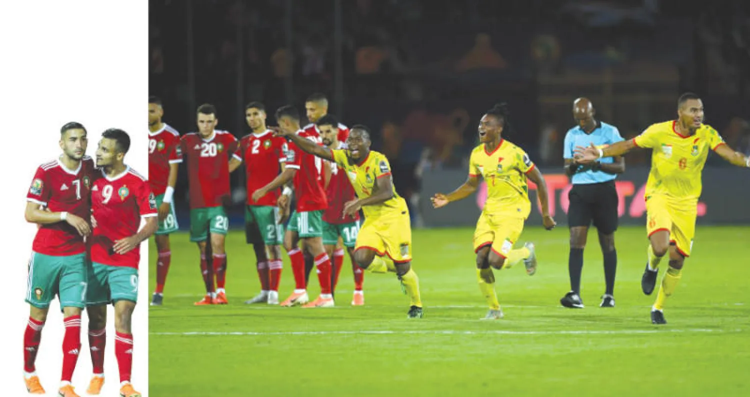 افراح في بنين واحزان في المغرب (أ.ف.ب)  -  بوفال يواسي زياش (يسار) بعد إضاعته ركلة جزاء (إ.ب.أ)