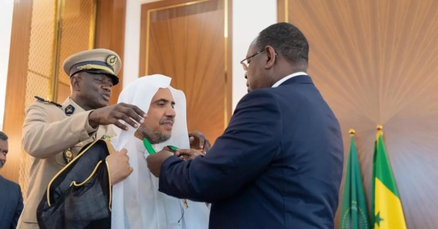 الرئيس السنغالي مكي سال خلال تقليده الشيخ الدكتور محمد العيسى وسام الدولة الأكبر (واس)