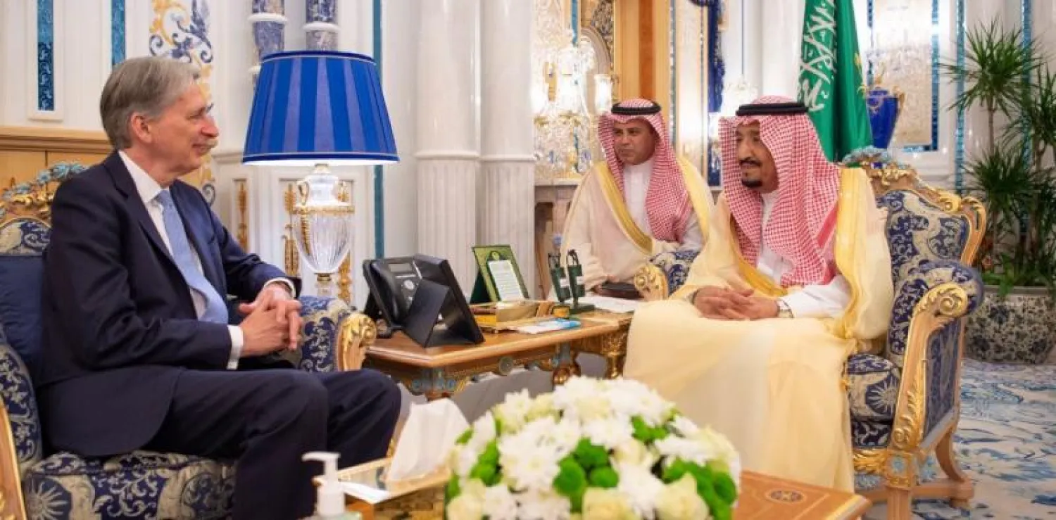 خادم الحرمين الشريفين الملك سلمان بن عبد العزيز خلال استقباله وزير الخزانة البريطاني فيليب هاموند (واس)