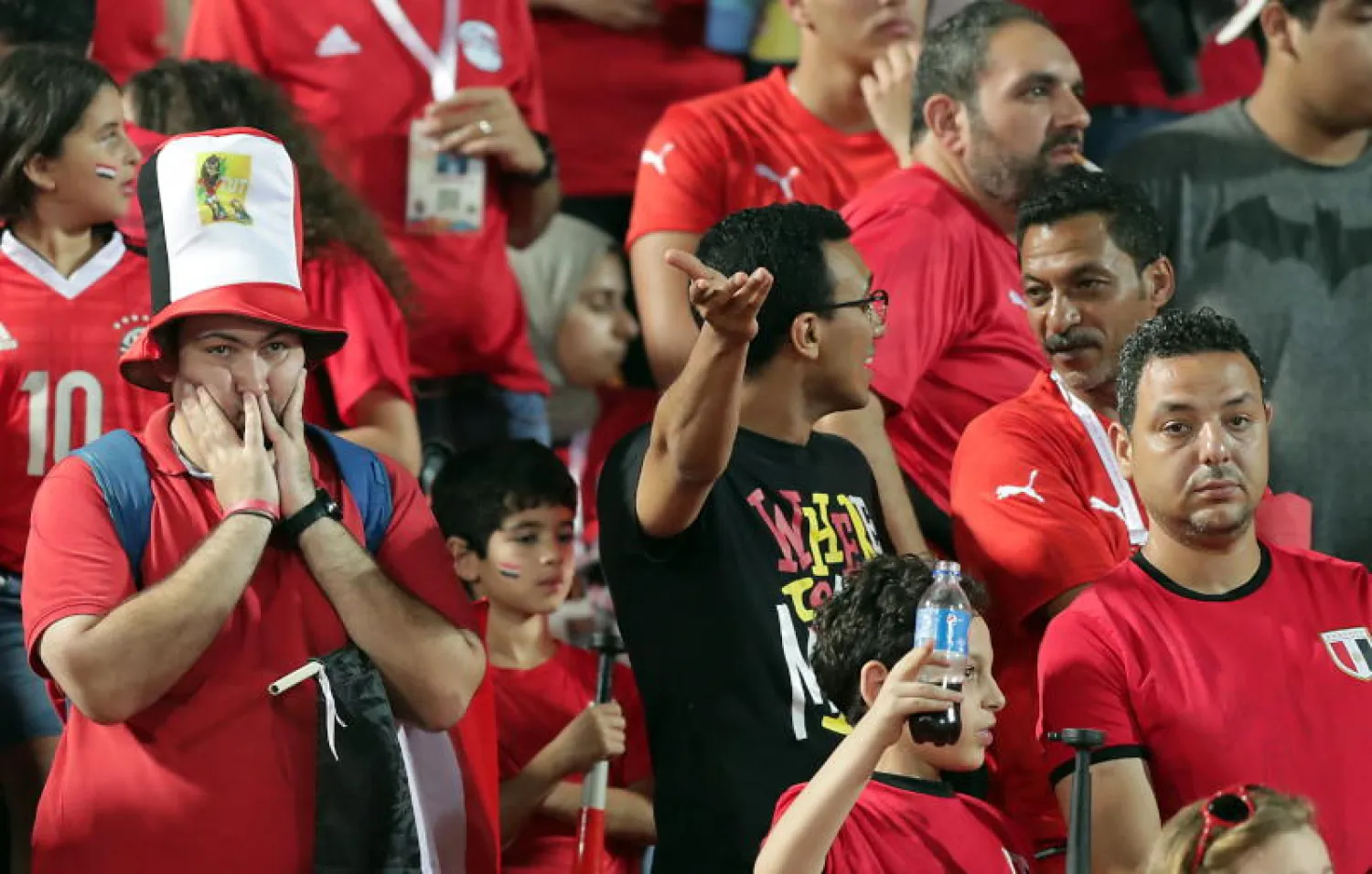 صدمة الجماهير المصرية في استاد القاهرة قبل نهاية المباراة بدقائق (أ.ف.ب)