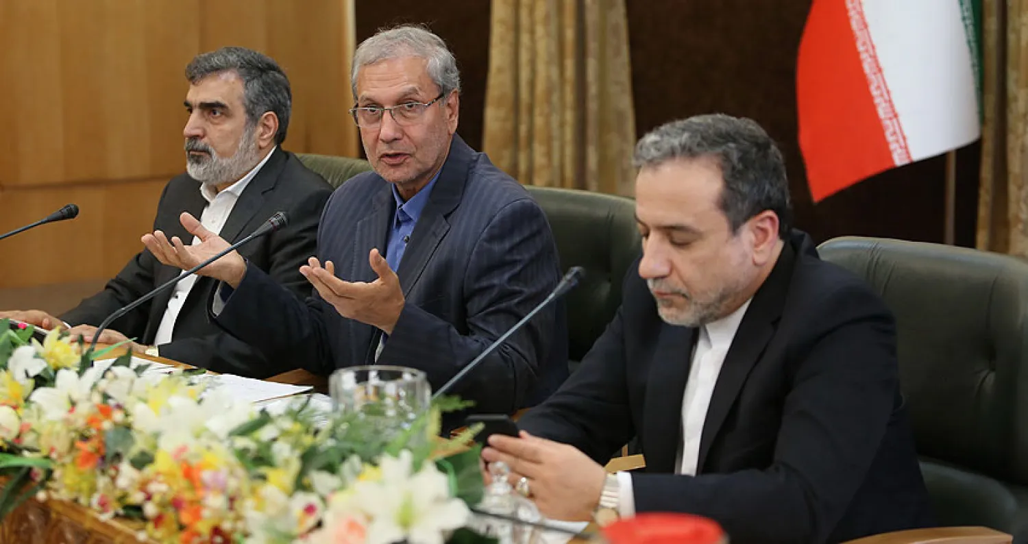 المتحدث باسم الحكومة الإيرانية علي ربيعي يتوسط كبير المفاوضين عباس عراقجي والمتحدث باسم منظمة الطاقة الذرية بهروز كمالوندي في مؤتمر صحافي بطهران أمس (إ.ب.أ)