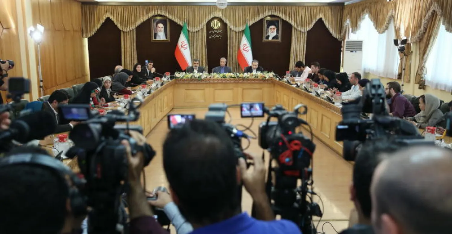 مسؤولون إيرانيون خلال مؤتمر صحافي للإعلان عن تقليص الالتزامات النووية وزيادة نسبة تخصيب اليورانيوم (إ.ب.أ)