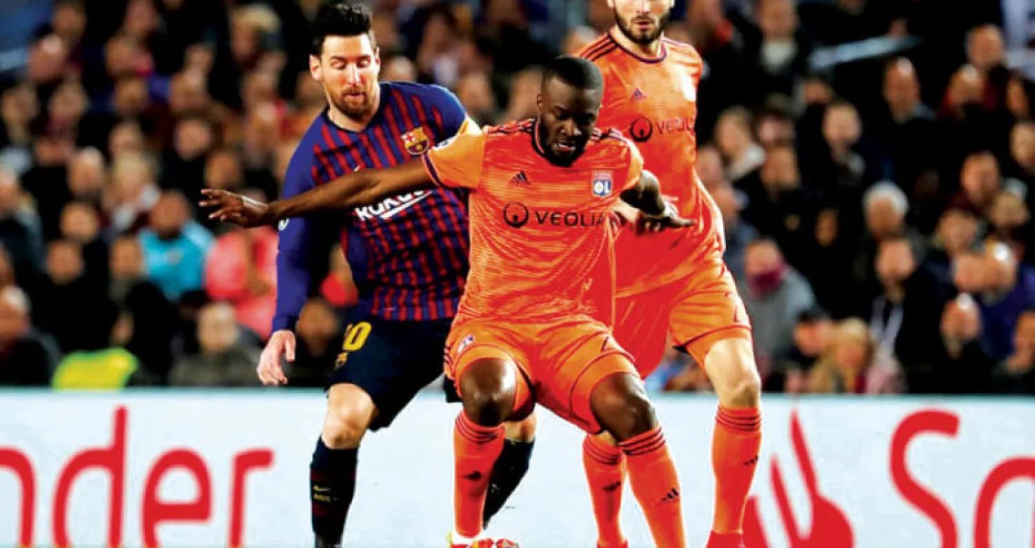 ندومبيلي (وسط) أمام برشلونة في دور الـ16 بدوري الأبطال 2019