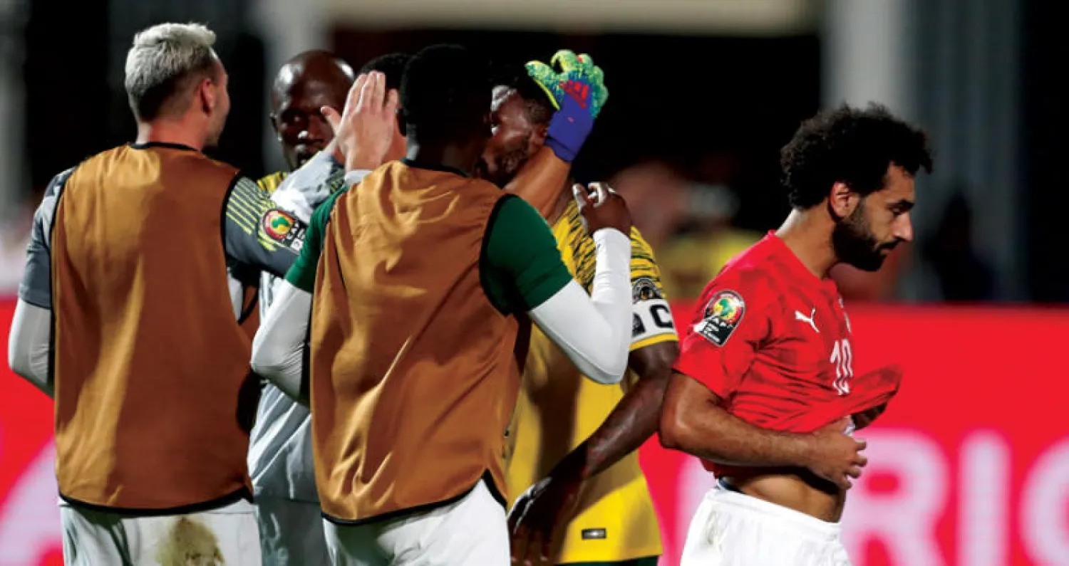 صلاح نجم مصر يخرج باكياً بينما لاعبو جنوب أفريقيا يحتفلون بالفوز والتأهل لربع النهائي (رويترز)