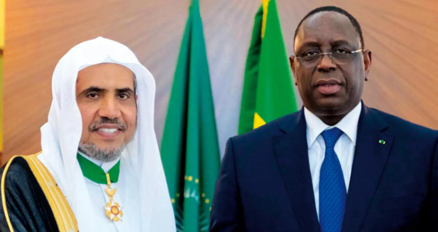 الرئيس السنغالي لدى تقليده رئيس «رابطة العالم الإسلامي» وسام الدولة الأكبر (الشرق الأوسط)