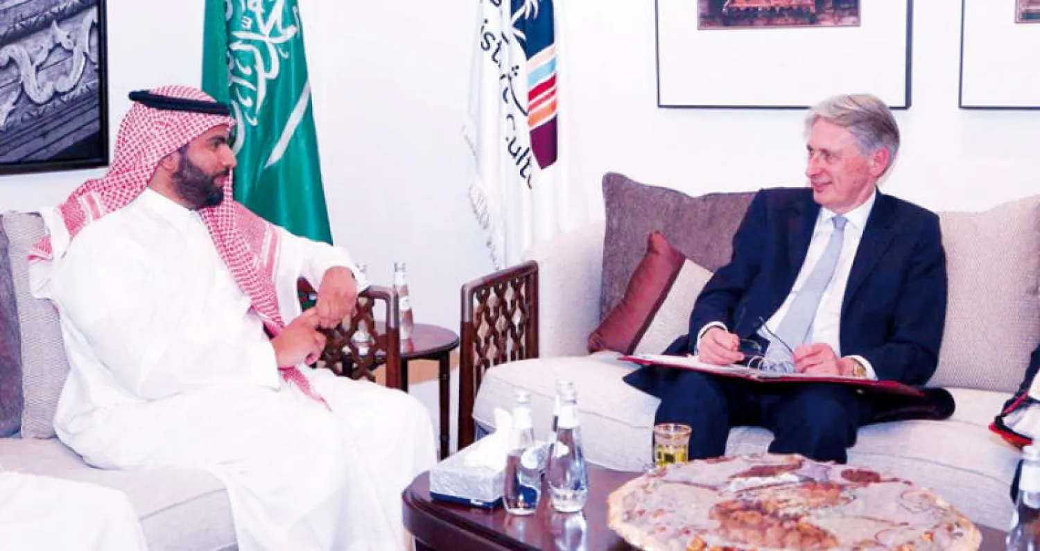 وزير الثقافة السعودي لدى استقباله وزير الخزانة البريطاني في جدة (الشرق الأوسط)