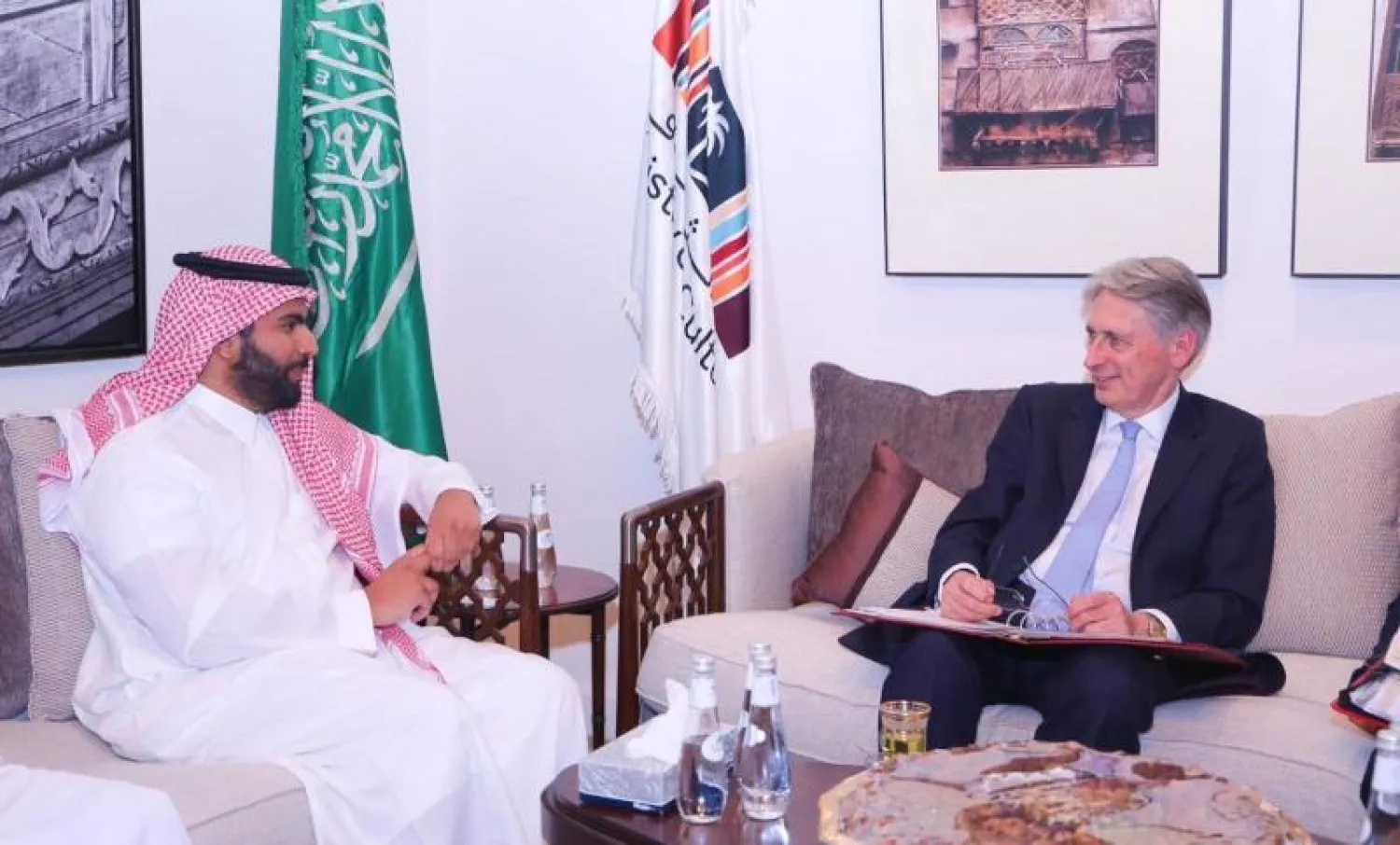 وزير الثقافة السعودي الأمير بدر بن عبد الله بن فرحان لدى لقائه وزير الخزانة البريطاني فيليب هاموند في جدة البلد («الشرق الأوسط»)