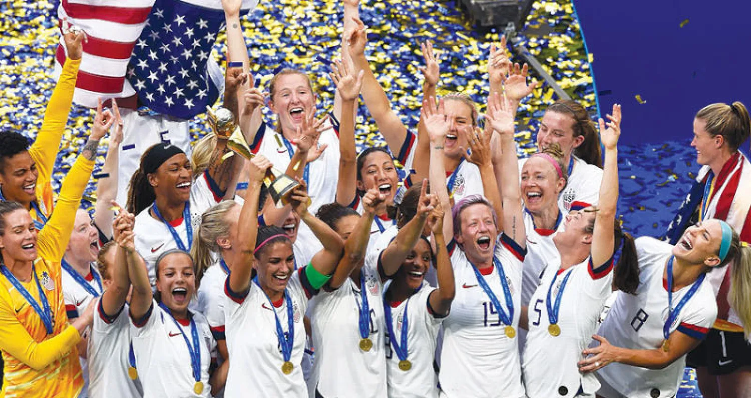 لاعبات  المنتخب الأميركي خلال الاحتفال باللقب أمس (أ.ف.ب)