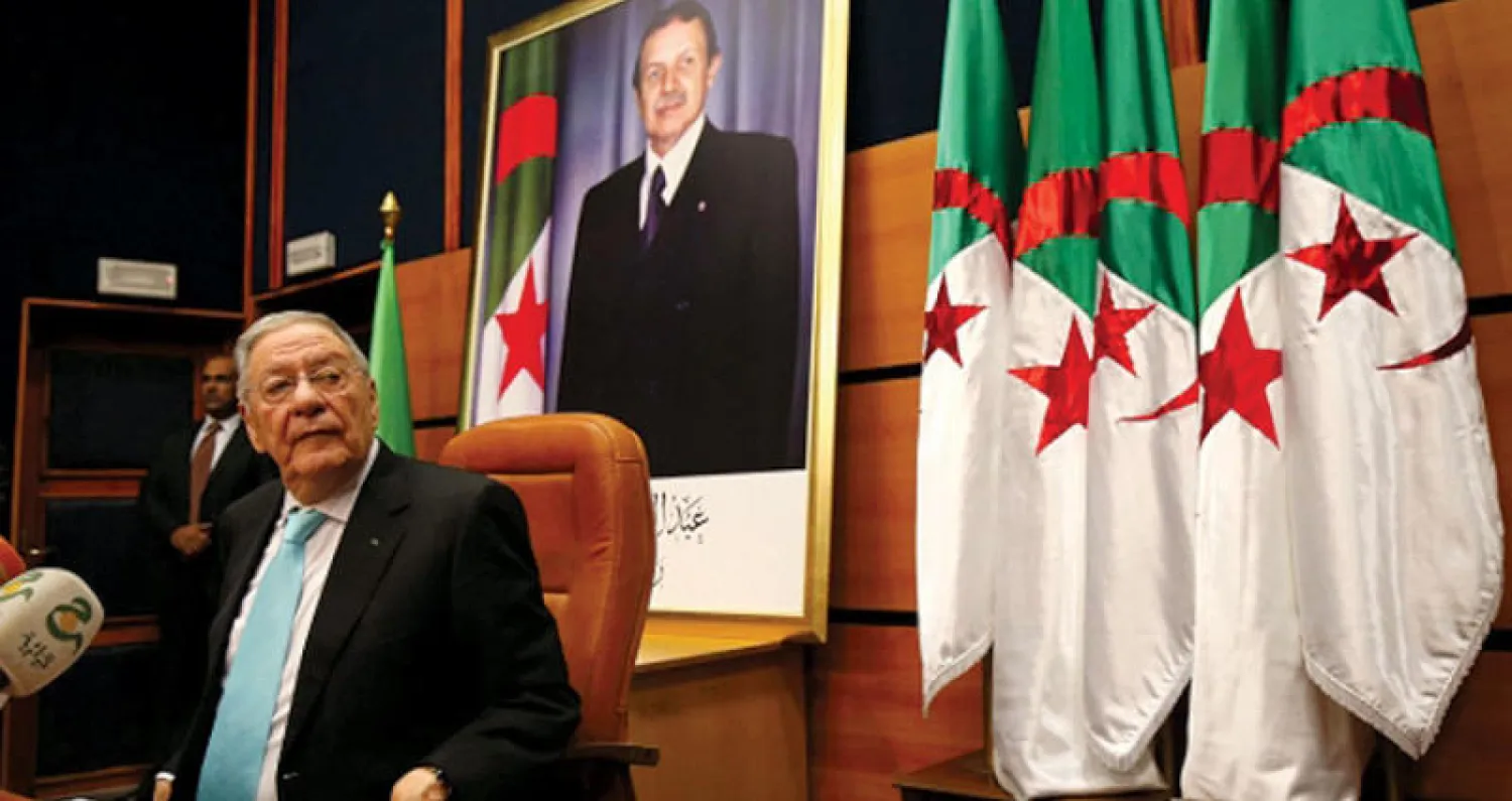 جمال ولد عباس يتحدث في اجتماع حزبي العام الماضي وبدت خلفه صورة بوتفليقة