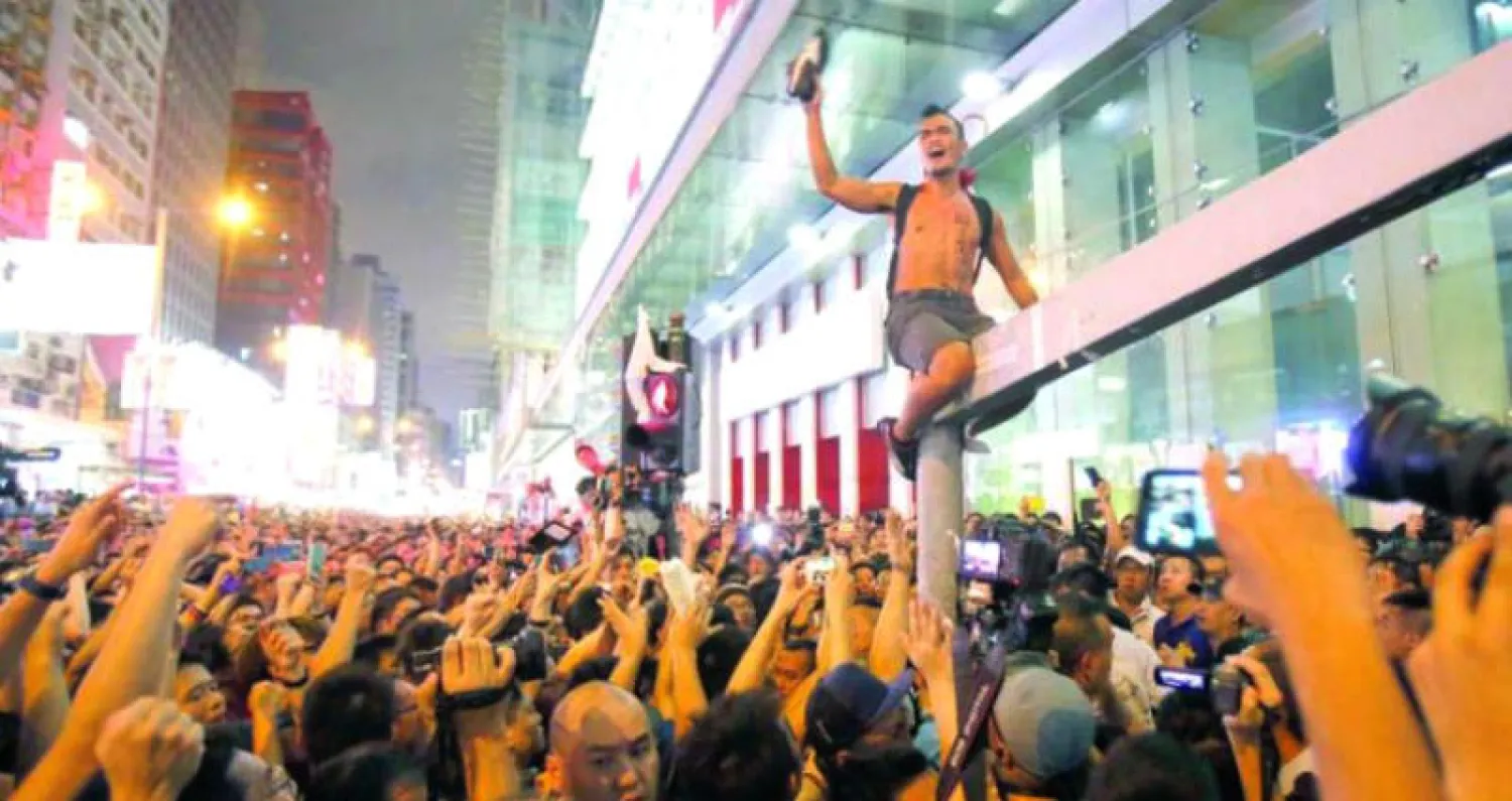 أحد قادة الاحتجاج في حي مونغ كوك التجاري في هونغ كونغ أمس (أ.ب)