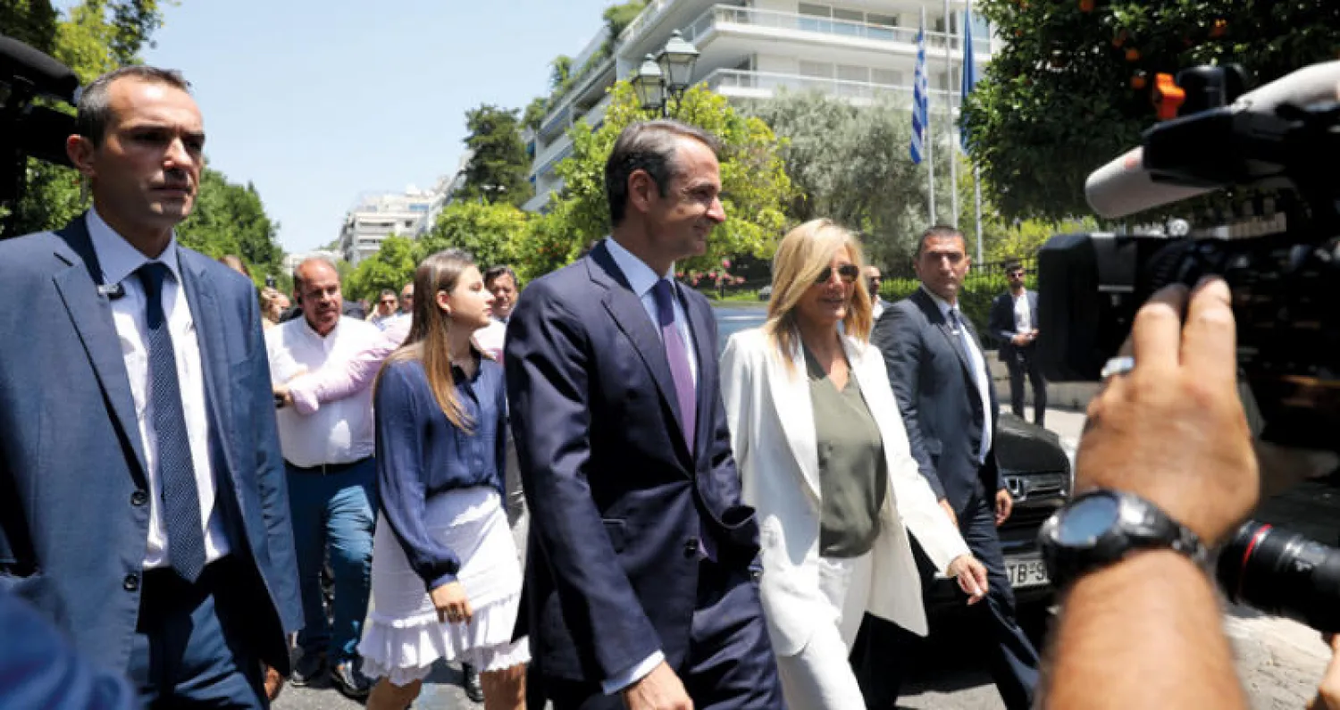 رئيس الحكومة المنتخب وزوجته يصلان إلى مقر حفل التنصيب بأثينا أمس (رويترز)