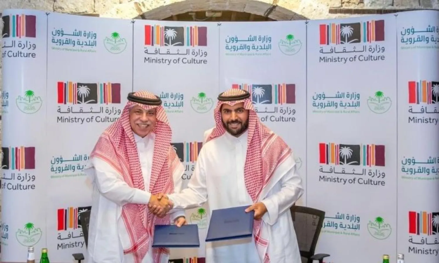 وزيرا الثقافة الأمير بدر بن فرحان والشؤون البلدية الدكتور ماجد القصبي بعد توقيع مذكرة التفاهم في جدة التاريخية (الشرق الأوسط)