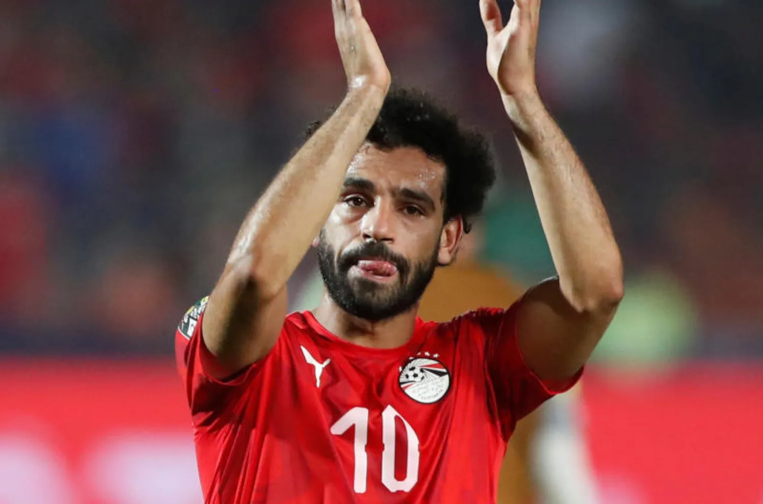 النجم المصري محمد صلاح يحيي الجماهير بعد مباراة مصر أمام جنوب إفريقيا (رويترز)