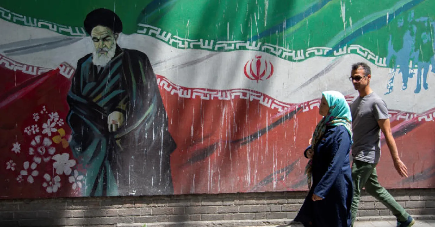 إيرانيون يتجولون في أحد شوارع طهران (رويترز)