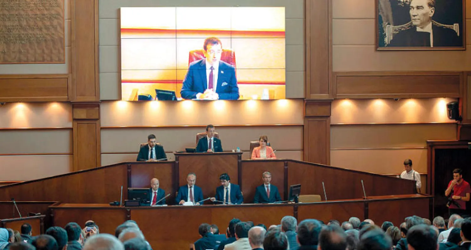 رئيس بلدية إسطنبول إمام أوغلو لدى عقده أول اجتماع له أمس (أ.ف.ب)