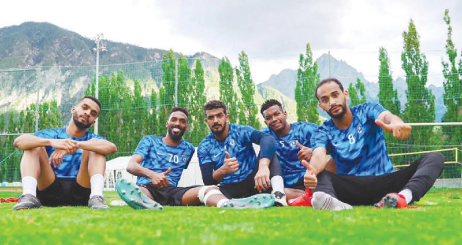 لاعبو الهلال عقب نهاية التدريبات أمس (الشرق الأوسط)