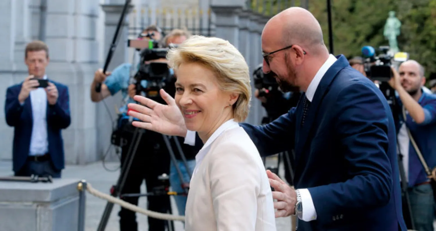 وزيرة الدفاع الألمانية مع رئيس وزراء بلجيكا والمرشح لرئاسة المجلس الأوروبي في بروكسل أول من أمس (أ.ف.ب)