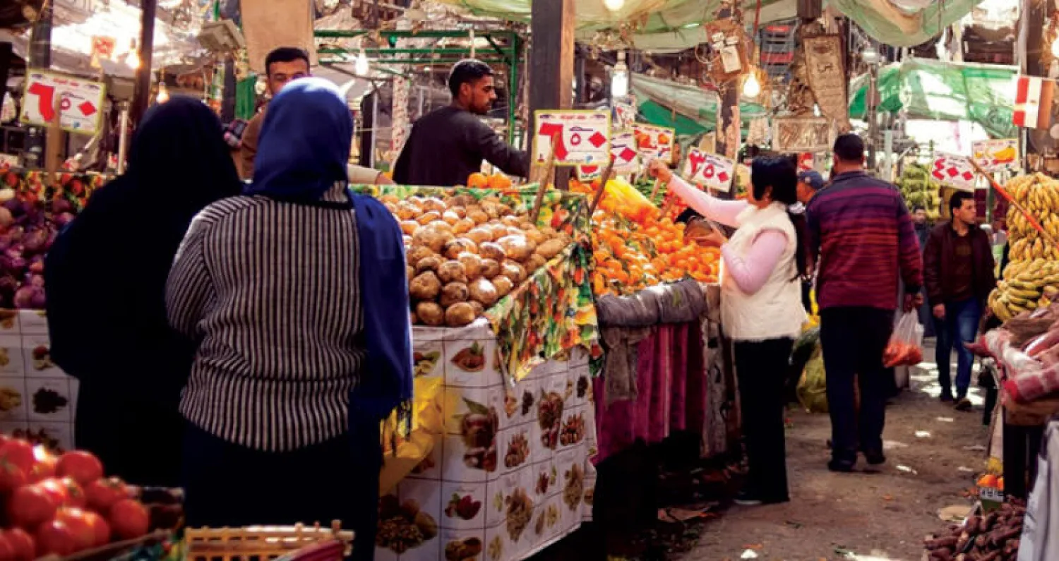 عزا الجهاز المركزي للإحصاء هبوط معدل التضخم إلى «انخفاض مجموعة الخضراوات بنسبة 10 % ومجموعة اللحوم بنسبة 1.2 %» (رويترز)