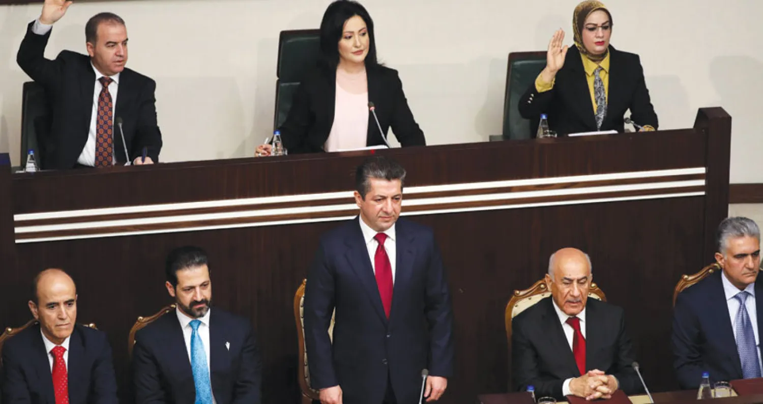 نواب إقليم كردستان العراق لدى تصويتهم على منح الثقة لحكومة رئيس الوزراء الجديد مسرور بارزاني (وسط) في أربيل أمس (أ.ف.ب)