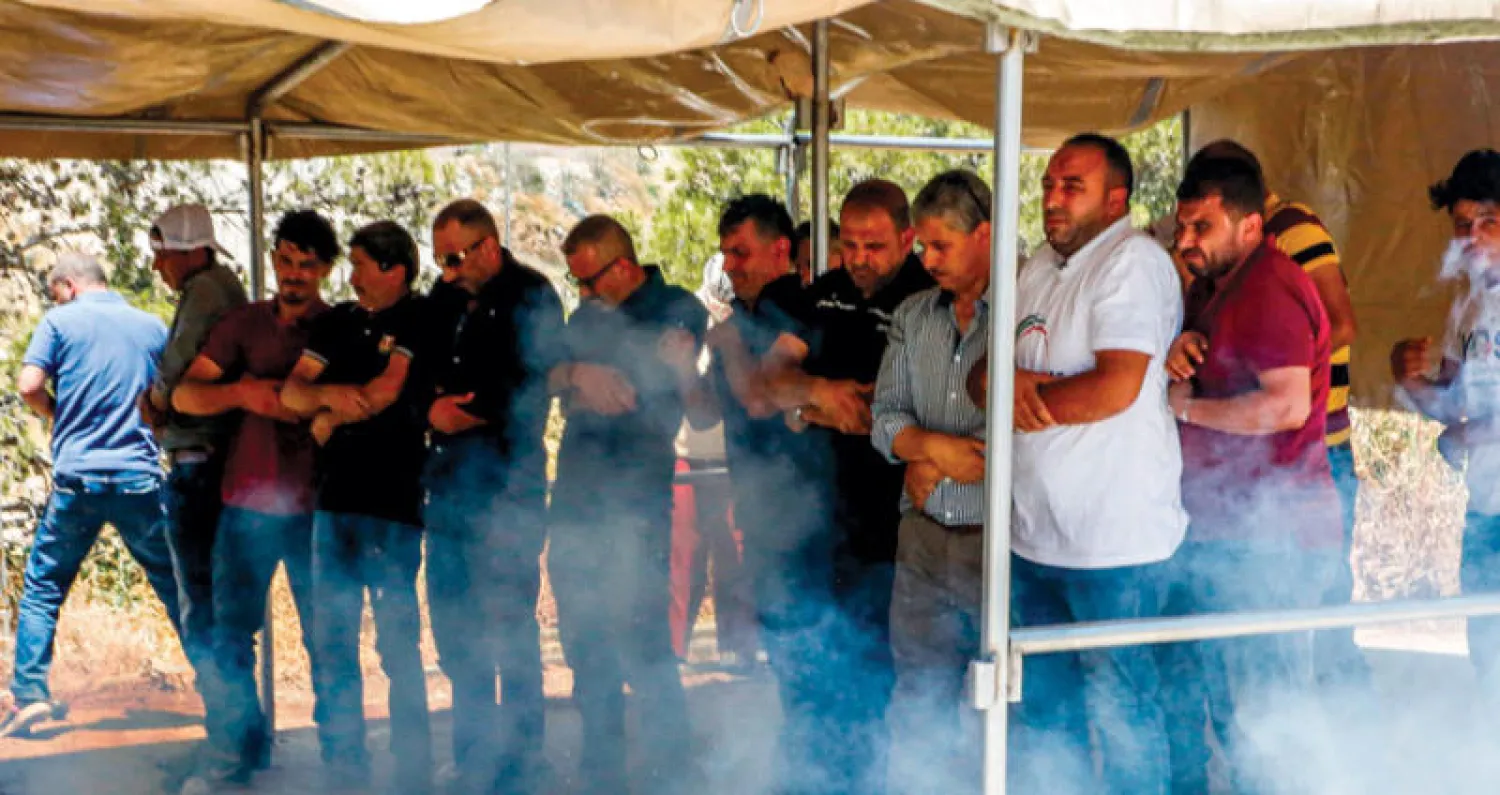 غازات سامة أطلقتها قوات إسرائيلية على فلسطينيين خلال صلاتهم بخيمة احتجاج على هدم أبنية في بيت ساحور أمس (أ.ف.ب)