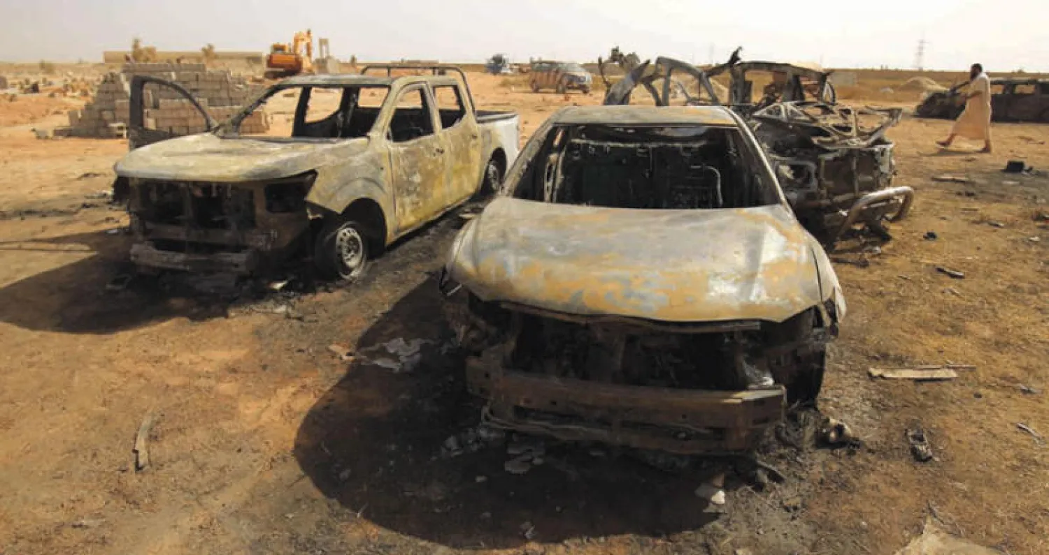 آثار انفجار السيارة الملغومة في جنازة خليفة المسماري القائد السابق للقوات الخاصة في بنغازي أمس (أ.ف.ب)