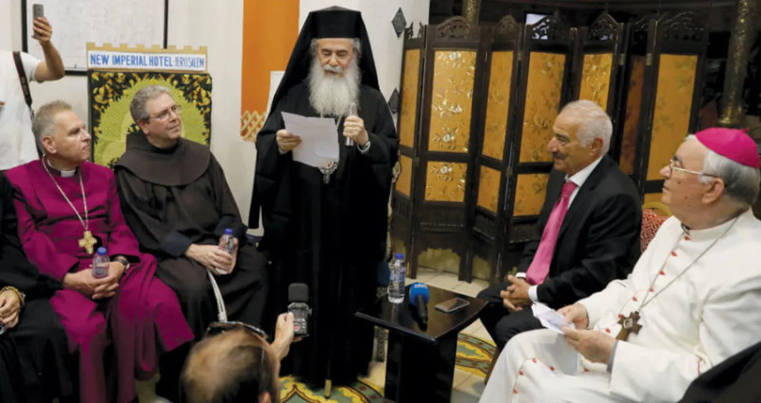 بطريرك اليونان الأرثوذكس ثيوفيلوس الثالث يلقي بياناً للإعلام في القدس الشرقية أمس (أ.ف.ب)