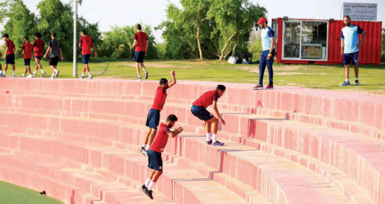 لاعبو العدالة خلال التدريبات اللياقية أمس (الشرق الأوسط)