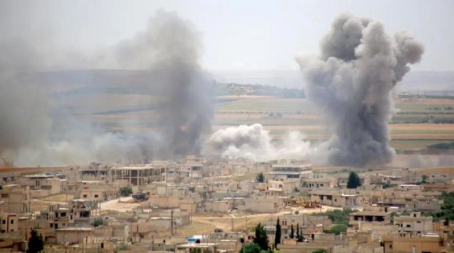 دخان يتصاعد من خان شيخون في ريف إدلب بعد غارات من قوات النظام (أرشيفية - أ.ف.ب)