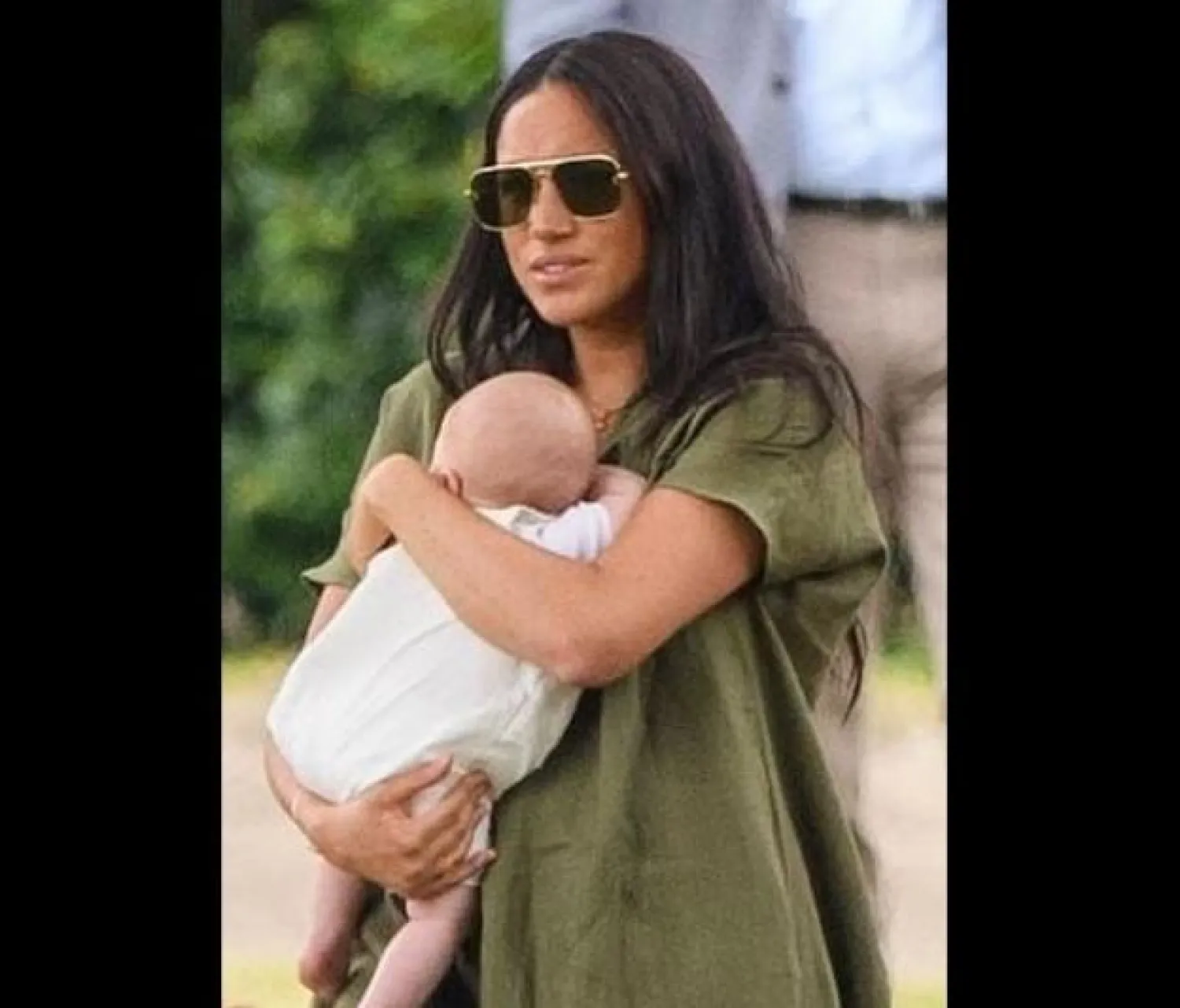 ميغان ماركل وهي تحمل طفلها آرتشي (ديلي ميل)